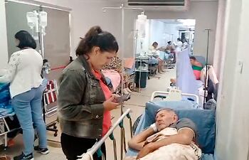 Pacientes, hacinados en sillas o improvisadas camillas, esperan una cama en el pasillo de urgencia del Hospital Central.