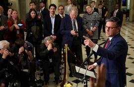 El presidente de la Cámara de Representantes, Mike Johnson (d), durante una conferencia con los medios de comunicación.