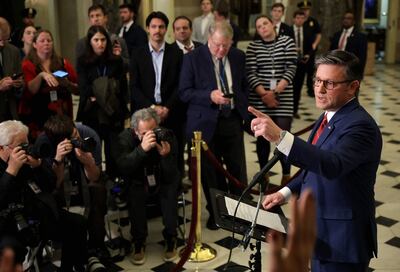 El presidente de la Cámara de Representantes, Mike Johnson (d), durante una conferencia con los medios de comunicación.