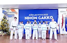 Reconocimiento a los alumnos becados en Karate, con sus respectivos certificados otorgados por Nihon Gakko.