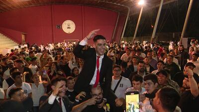 Enzo Yodice (en andas), uno de los autoproclamados ganadores de la elección del Centro de Estudiantes de la Facultad de Derecho de la UNA.