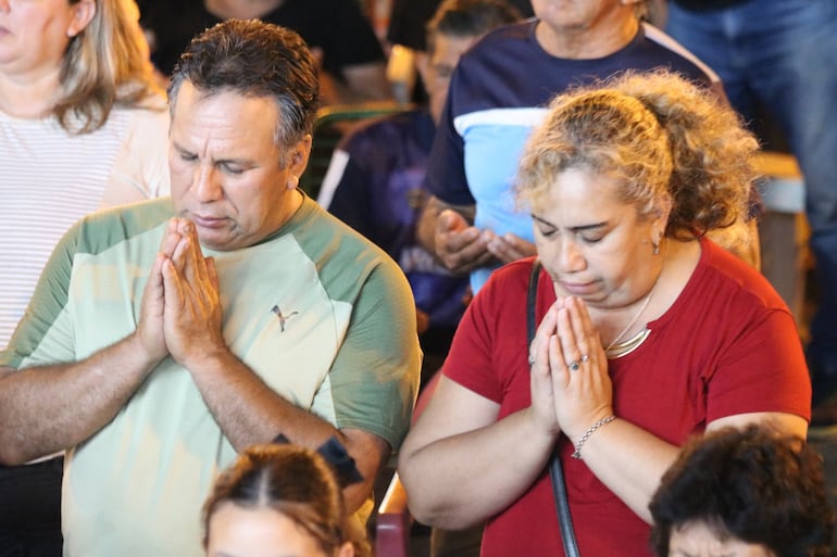 Concurrida participación de feligreses en la explanada de Basílica de Caacupé.