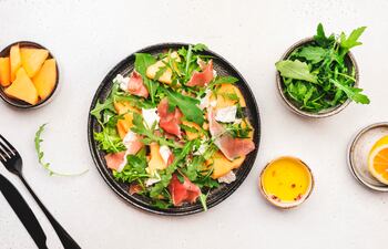 Ensalada de melón con jamón y rúcula.