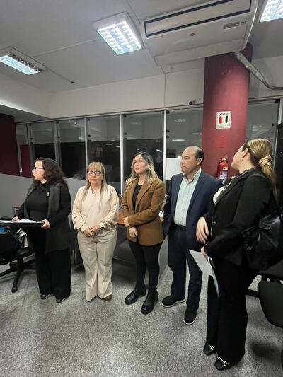 En el centro, la concejala luqueña Belén Maldonado (PLRA) y a su lado el presidente del Partido Liberal, Hugo Fleitas.