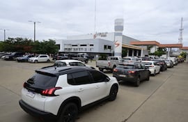 Largas filas de vehículo esperando para relizar su inspección técnica vehicular para obtener su habilitación vehicular, ayer, lunes.