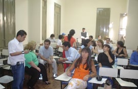 Celeste Amarilla (PLRA) en su faceta de estudiante y en una de sus clases de la carrera de derecho en la universidad.