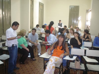Celeste Amarilla (PLRA) en su faceta de estudiante y en una de sus clases de la carrera de derecho en la universidad.