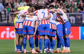 Los jugadores de la selección de Paraguay en la charla previa al inicio del partido amistoso contra México por la Fecha FIFA en el estadio Alamodome, en San Antonio, Texas, Estados Unidos.