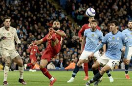 MANCHESTER (United Kingdom), 23/02/2025.- Mohamed Salah (C-L) of Liverpool in action against Abdukodir Khusanov (R) of Manchester City during the English Premier League match between Manchester City and Liverpool FC, in Manchester, Britain, 23 February 2025. (Reino Unido) EFE/EPA/ADAM VAUGHAN EDITORIAL USE ONLY. No use with unauthorized audio, video, data, fixture lists, club/league logos, 'live' services or NFTs. Online in-match use limited to 120 images, no video emulation. No use in betting, games or single club/league/player publications.