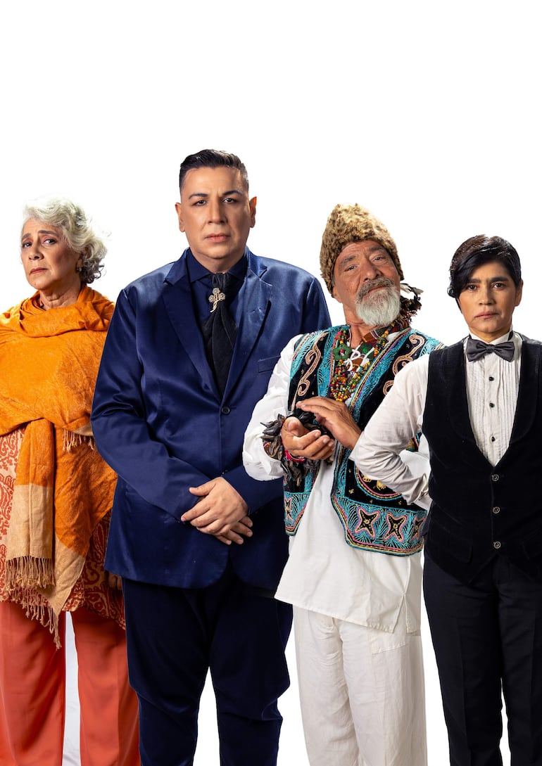 Ana Banks con abrigo naranja, Hugo Luis Robles en traje azul, Silvio Rodas con chaleco tradicional y tocado, y Meche Rivas en traje negro con corbata.