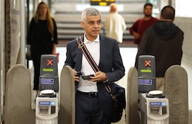 El alcalde de Londres Sadiq Khan llega en subte al acto para promover los buses eléctricos en la ciudad, que tiene uno de los pasajes de transporte público más caros.