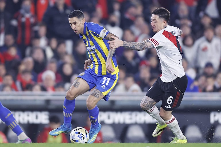 Anibal Moreno (d) de River disputa el balón con Ángel Di María de Rosario este sábado, en un partido de las semifinales de la Liga Argentina entre River Plate y Rosario Central en el estadio Monumental, en Buenos Aires (Argentina).
