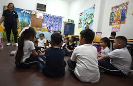 Niños del primer grado de la escuela Celsa Speratti, esperando por sus kits escolares.