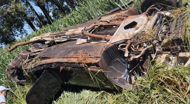 El vehículo del agente fiscal volcó tras la colisión con otro vehículo.