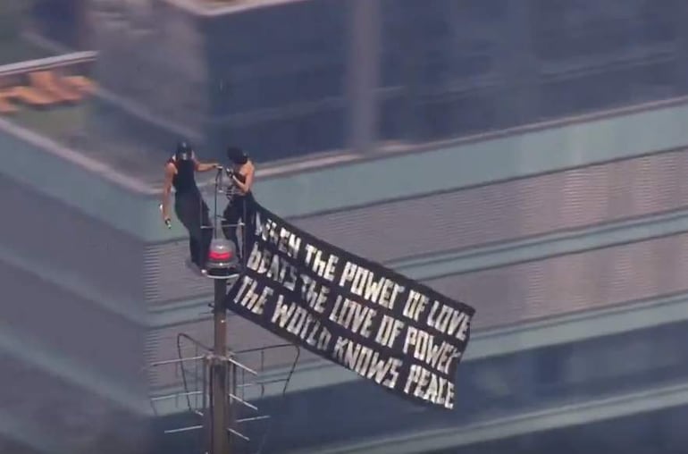 dos personas suben a la cima del Empire State Building y este es su mensaje - Mundo