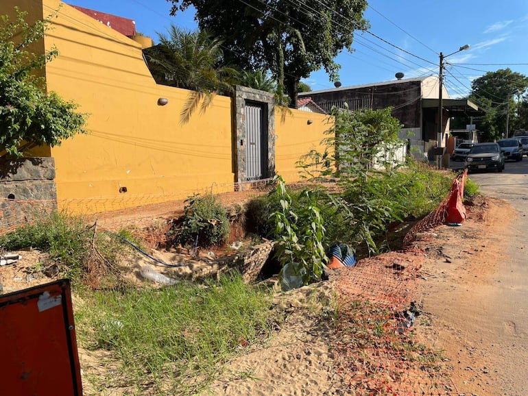 Peligrosas zanjas abiertas sobre las veredas sobre Von Sastrow casi Aztecas, San Pablo, Asunción.