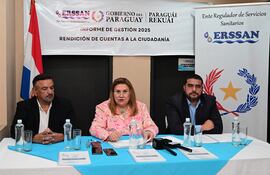 Julio Santa Cruz (i), Cristina Muñoz (c) y Ricardo Arroyo (d), vicepresidente, presidenta y miembro de Erssan, respectivamente.