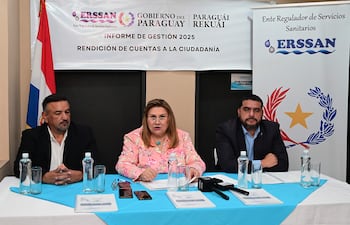 Julio Santa Cruz (i), Cristina Muñoz (c) y Ricardo Arroyo (d), vicepresidente, presidenta y miembro de Erssan, respectivamente.