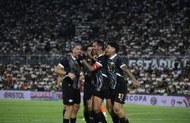 Roque Santa Cruz festejando el gol de Libertad ante Olimpia. Dijo que alguna vez lo buscó Cerro Porteño