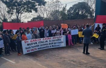 Pobladores de la localidad de Nueva Italia exigen restitución de director del centro de salud, doctor Jorge García, destituido por una grosera maniobra política.