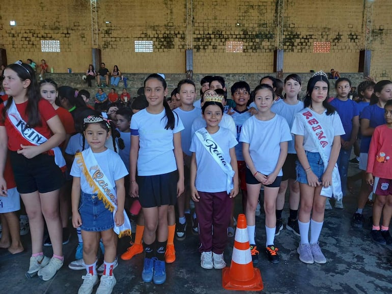 Grupo de niños participan de los eventos deportivos
