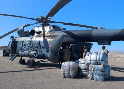 Fotografía cedida por el Ministerio de Defensa de Perú, donde se observa un cargamento de ayuda a la población afectada tras el sismo de 7 grados de magnitud en el distrito de Yauca, provincia de Caravelí, en Arequipa (Perú).