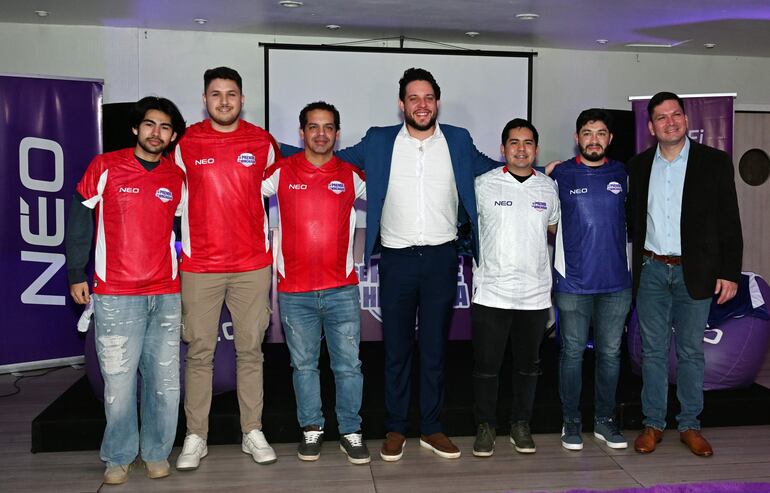 Durante la presentación, varios clientes recibieron remeras de la empresa para alentar a la Albirroja.