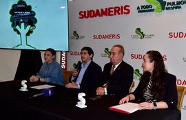 Conferencia en la que se anunció el concurso Dibujá un árbol.