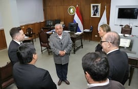 El presidente del IPS, Dr. Isaías Fretes, reunido con los fiscales Silvio Corbeta (i) y Silvia González (d), durante la constitución de los fiscales en la sede del IPS.