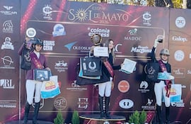 Paula Serratti en lo alto del podio, flanqueada a la derecha por Giovanna Santi que obtuvo la medalla de bronce.