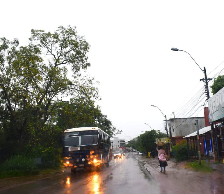 Beneficiosa lluvia para la agricultura, pero los accesos rurales quedaron intransitables en Carapeguá.

