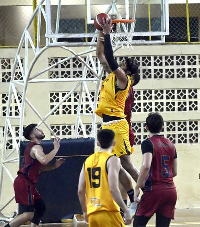 El pívot Rafael Rodríguez, de Colonias Gold, aprovecha su altura para convertir en el juego de ayer.