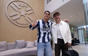Los atacantes de Palmeiras, Ramón Sosa y Maurício Magalhães Prado, llegando a las instalaciones del Centro de Alto Rendimiento de Ypané para sumarse a la selección paraguaya de fútbol.
