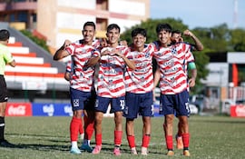 El delantero Edmilson Vega celebra e segundo tanto de Presidente Hayes en el triunfo frente a Deportivo Pinozá, en la Primera Fase de la Copa Paraguay. (Foto: @CopaParaguayAPF)