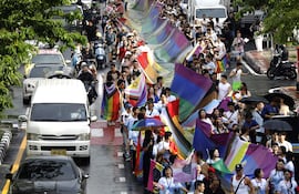 Miles de personas salieron este domingo a las calles de Bangkok y otras ciudades de Tailandia para celebrar el inicio de las actividades por el mes del Orgullo LGTBI en uno de los pocos países asiáticos que reconoce el matrimonio igualitario.