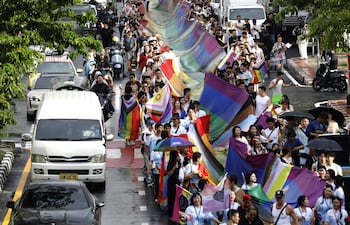Miles de personas salieron este domingo a las calles de Bangkok y otras ciudades de Tailandia para celebrar el inicio de las actividades por el mes del Orgullo LGTBI en uno de los pocos países asiáticos que reconoce el matrimonio igualitario.