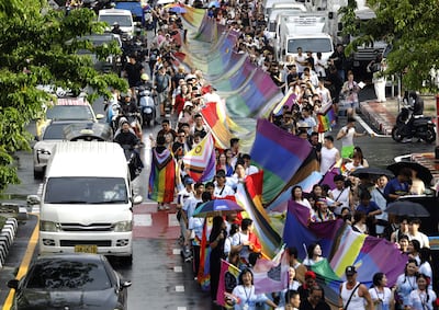 Miles de personas salieron este domingo a las calles de Bangkok y otras ciudades de Tailandia para celebrar el inicio de las actividades por el mes del Orgullo LGTBI en uno de los pocos países asiáticos que reconoce el matrimonio igualitario.