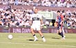 El capitán de Olimpia, Richard Ortiz extiende el pase ante la presencia del delantero de Cerro Porteño, Juan Manuel Iturbe.