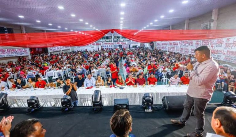 La fiesta de la discordia. Así festejó anoche el intendente de Areguá, Denis Torres su cumpleaños.