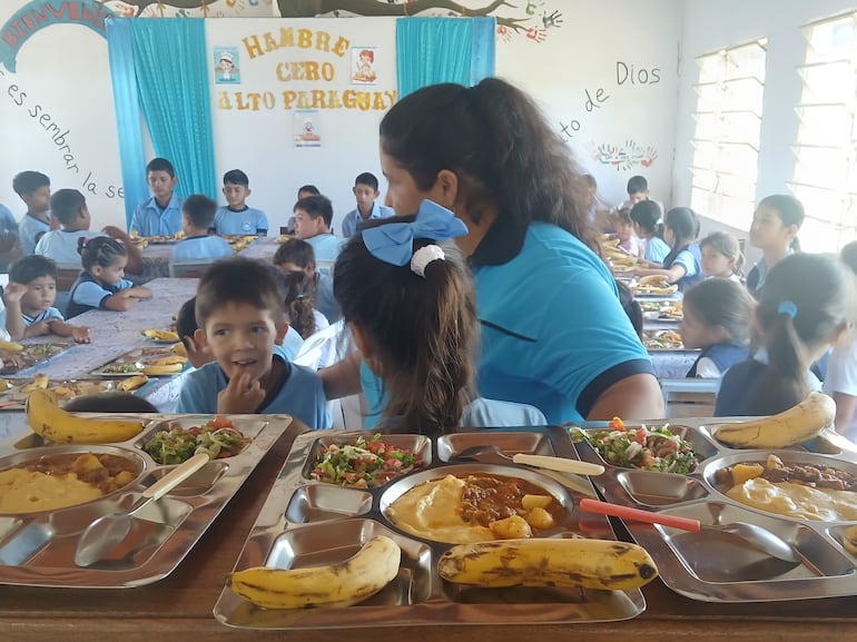 El almuerzo que reciben los escolares se elabora diariamente en sus instituciones educativas.