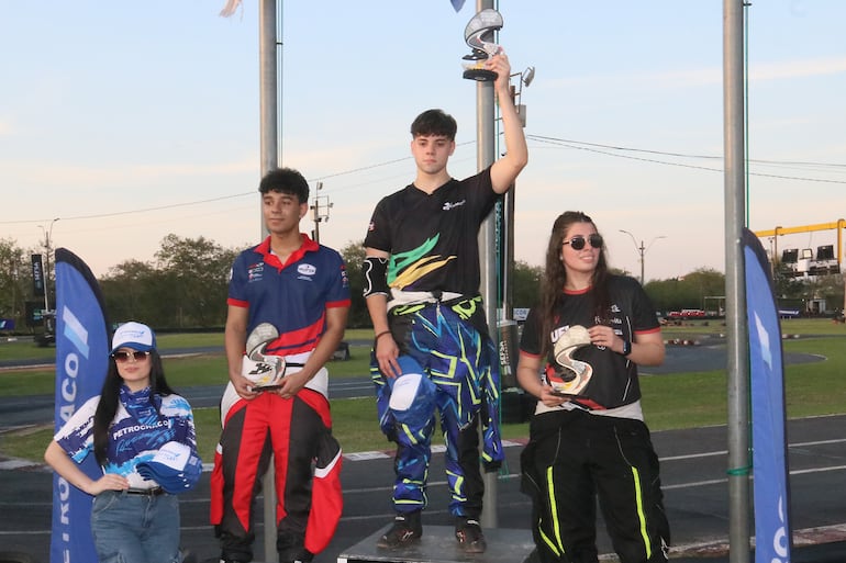 Podio final de la F4: 1) Juan Carlos Mendieta (centro), 2) Marcos Balmori y 3) Gabrielli Silveira.