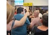 Protesta de pasajeros afectados por la cancelación de un vuelo esta madrugada en el aeropuerto Silvio Pettirossi.