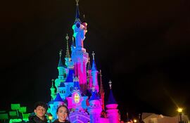 Georgina Rodríguez junto a Cristiano Junior, Mateo, Eva y Alana en Disneyland París.