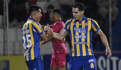 El volante  Walter Rodríguez recibe la felicitación del joven atacante Jonathan Ramos, tras anotar el golazo que abrió el marcador.