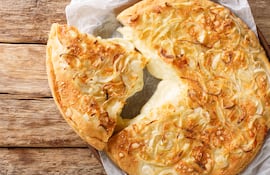 Tarta de cebolla y queso tipo fugazzeta.