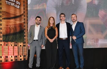 Directivos de Puma Energy junto con el presentador en el lanzamiento de la nueva promoción mundialista de la marca.