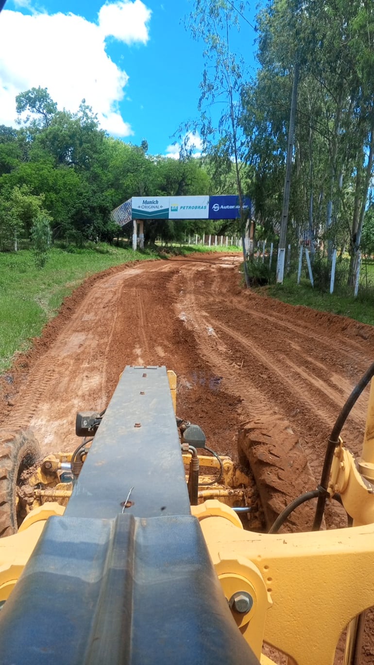 Aprovechando el buen clima, luego de las interminables lluvias, el TACPy introdujo tractores para perfilar el suelo y dejarlo de la mejor manera posible para lo que sera la clasificación de este domingo.