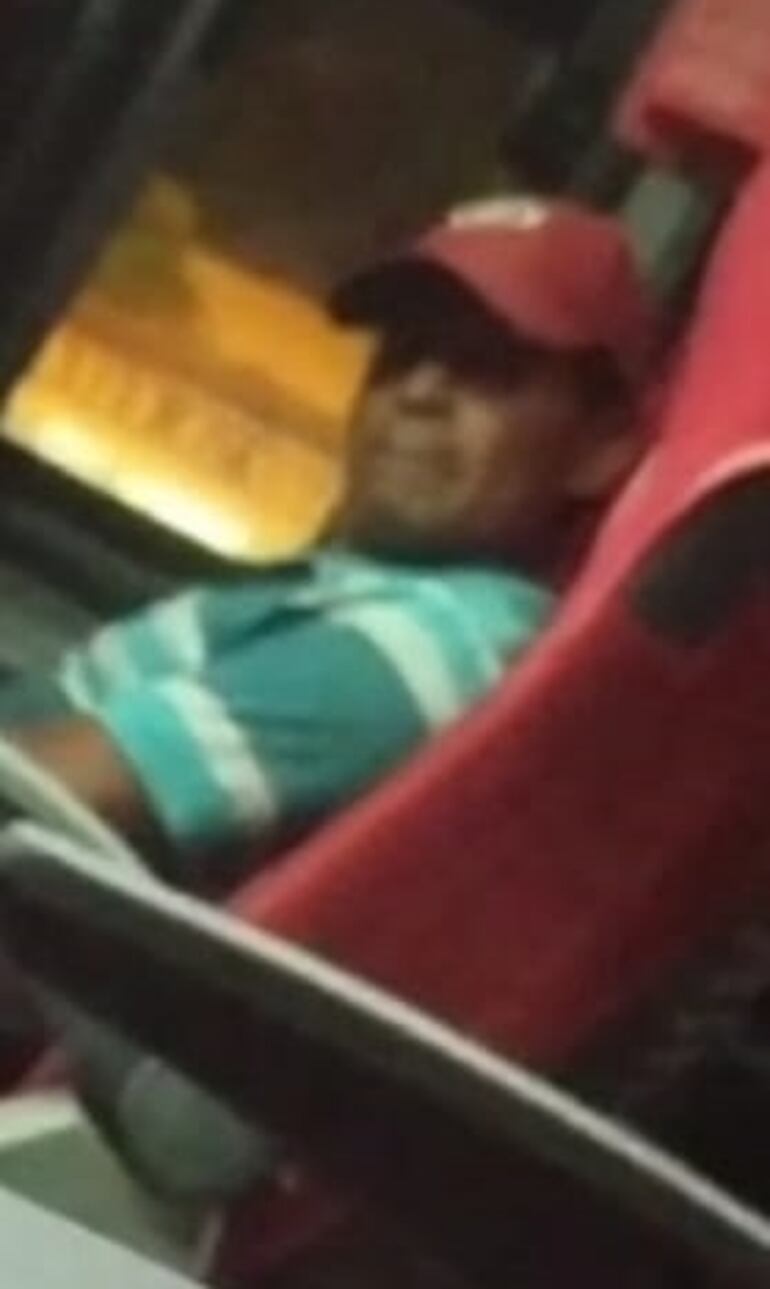 La joven cuenta con una filmación donde se ve al hombre que la miraba y se masturbaba en el interior de la unidad de transporte.