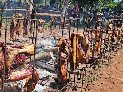 La actividad invita a las familias a compartir un gran almuerzo con costilla asada, ensaladas y otras propuestas gastronómicas