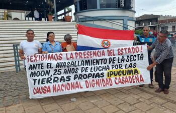 Integrantes del Consejo Pastoral Social de Puerto Casado frente a la Basílica de Caacupé.